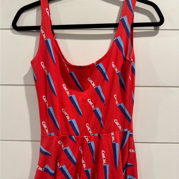 Nooworks red vacation dress in knives print - Picture 4 of 7